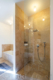 Luxuriöse Ausstattung und hochwertige Möblierung in großartiger Lage - mit offener Dusche