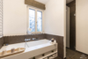 Neuwertige 3-4 Zimmerwohnung mit hochwertiger Ausstattung im Prenzlauer Berg - Badewanne mit Ausblick