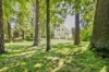 Ihr stadtnahes Zuhause im Grünen auf waldähnlichem Grundstück - Blick durch den waldähnlichen Teil auf das Haus