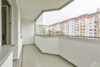 3-Raumwohnung mit großem, verglastem Balkon - Halb geschlossene Glasfront