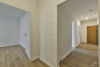 3-Raumwohnung mit großem, verglastem Balkon - Blick vom Flur zur Wohnungstür