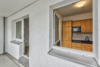 3-Raumwohnung mit großem, verglastem Balkon - Das Snack-Fenster zum Balkon