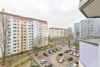 3-Raumwohnung mit großem, verglastem Balkon - Blick in die Nachbarschaft