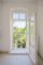 Liebevoll sanierter Stuckaltbau - hell, modern, städtisch und mit Grünblick - Aussicht aus der Küche in den grünen Innenhof