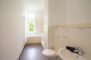 Liebevoll sanierter Stuckaltbau - hell, modern, städtisch und mit Grünblick - Grünblick Badezimmer