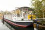 Leben auf dem Wasser - 40 Meter langes Wohnschiff im skandinavischen Vintage-Stil - Traumhaft zu jeder Jahreszeit