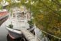 Leben auf dem Wasser - 40 Meter langes Wohnschiff im skandinavischen Vintage-Stil - Der idyllische Zugang zum Schiff