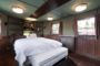 Leben auf dem Wasser - 40 Meter langes Wohnschiff im skandinavischen Vintage-Stil - Entspannte Momente im Schlafzimmer