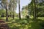 Ihr stadtnahes Zuhause im Grünen auf waldähnlichem Grundstück - Frontansicht vom Gartentor