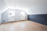 Charmantes Doppelhaus mit unverbautem Feldblick - Das helle Schlafzimmer im DG