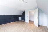Charmantes Doppelhaus mit unverbautem Feldblick - Genügend Platz für Bett und Schrank