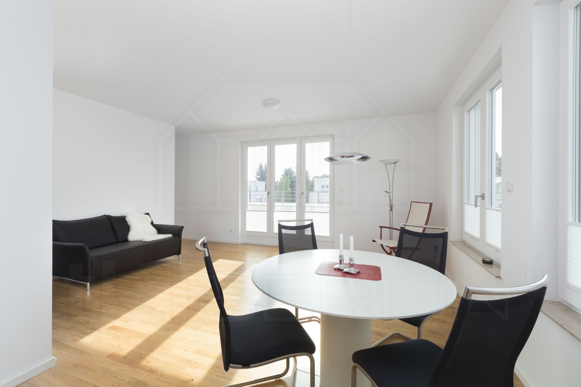 Das helle Wohn- und Esszimmer