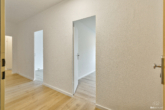3-Raumwohnung mit großem, verglastem Balkon - Blick von der Wohnungstür