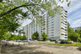 3-Raumwohnung mit großem, verglastem Balkon - Blick aufs Haus
