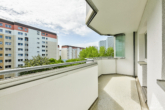 3-Raumwohnung mit großem, verglastem Balkon - Glasfront vollständig geöffnet