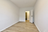 3-Raumwohnung mit großem, verglastem Balkon - Zimmer 1 - Blick vom Fenster