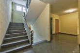3-Raumwohnung mit großem, verglastem Balkon - Das gepflegte Treppenhaus