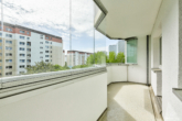3-Raumwohnung mit großem, verglastem Balkon - Halb geöffnete Glasfront