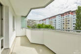 3-Raumwohnung mit großem, verglastem Balkon - Glasfront vollständig geöffnet