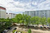 3-Raumwohnung mit großem, verglastem Balkon - Blick in die Nachbarschaft