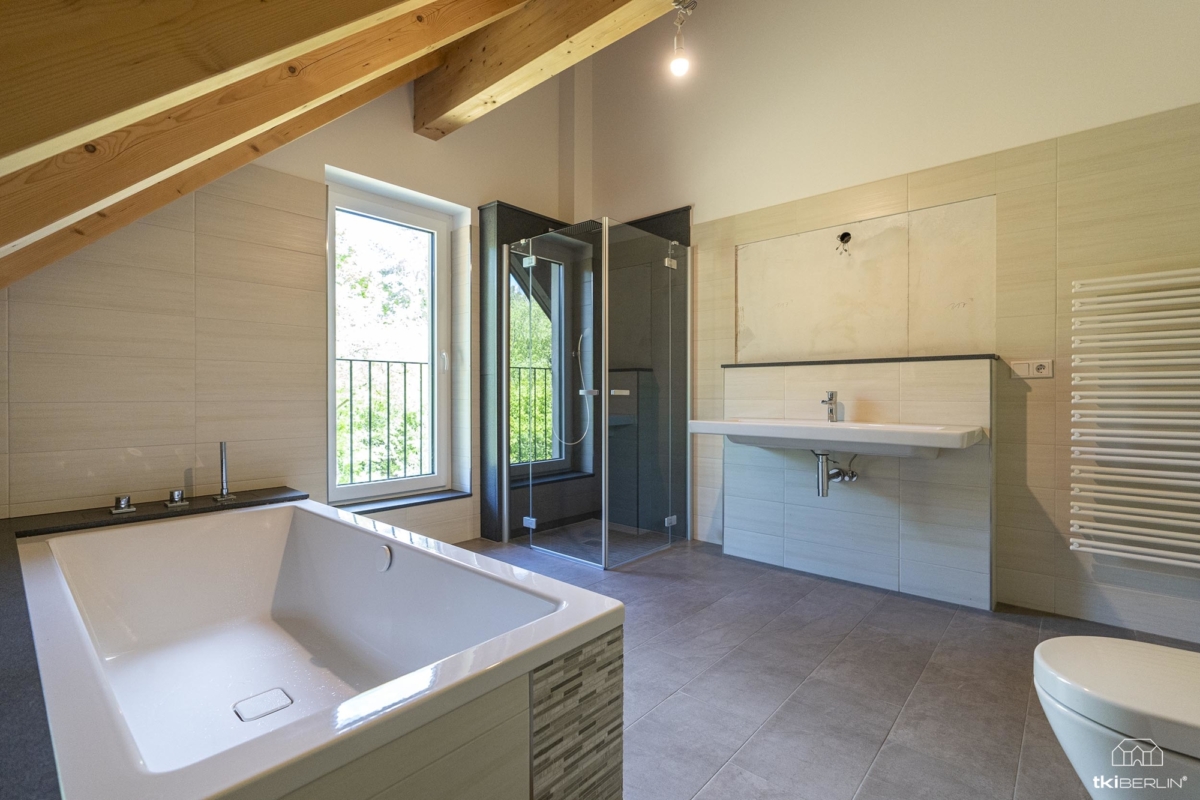 Das Badezimmer im OG