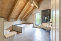 Das Badezimmer im OG
